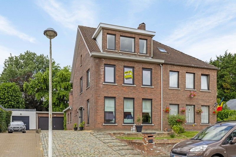 Grote woning met 5 slaapkamers, zonnige tuin, oprit en garage foto 4