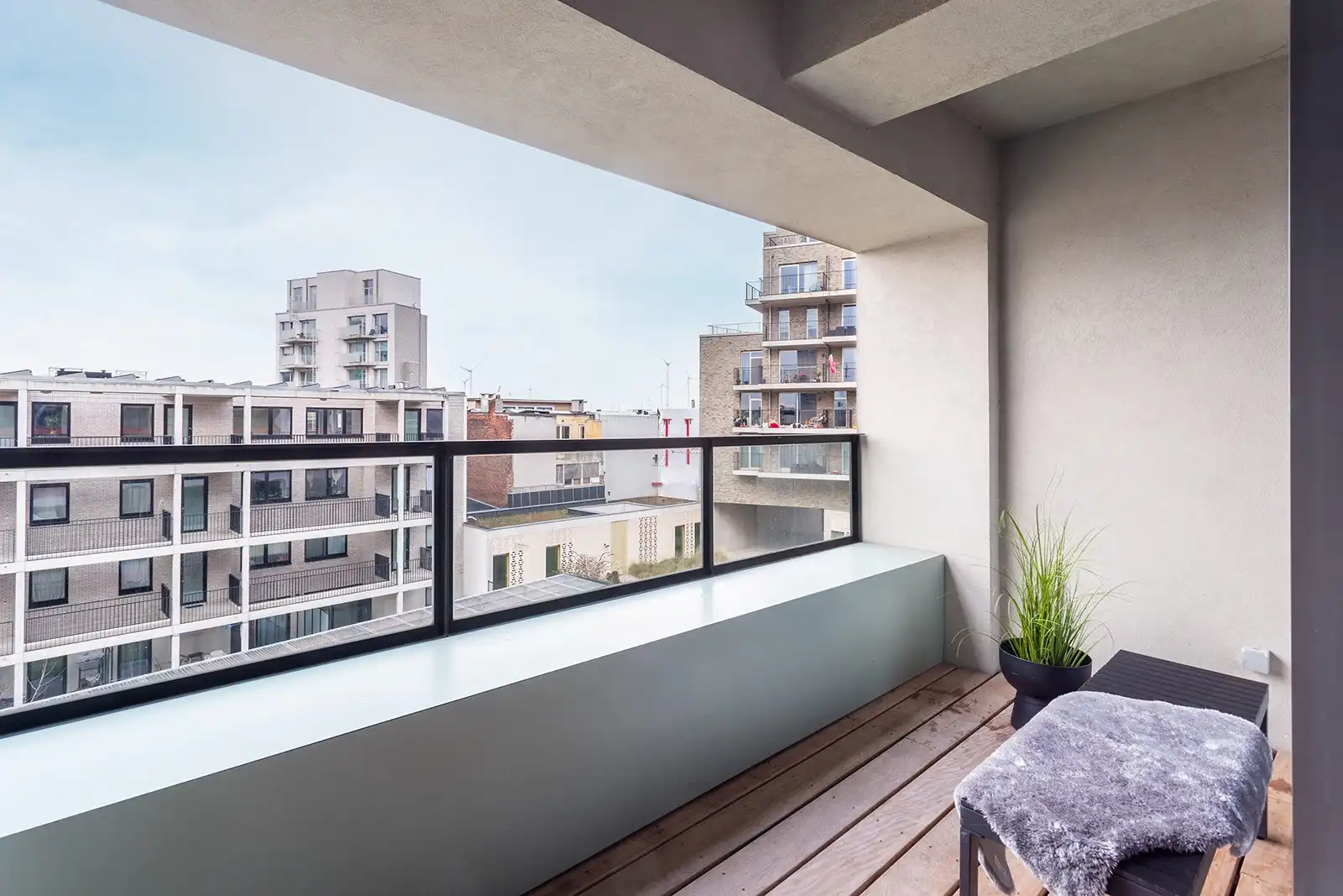 Stadsvibe en rust: energiezuinig appartement met terras foto 4