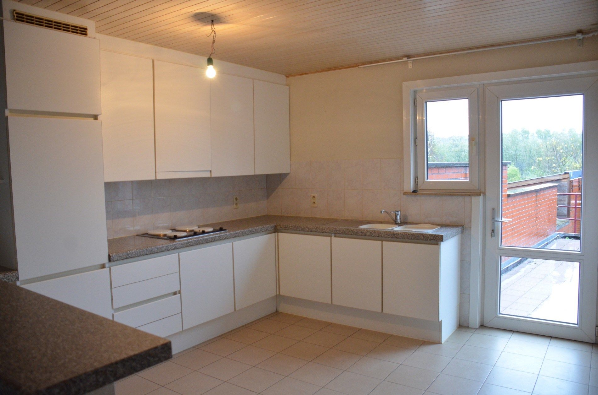 Centraal gelegen appartement met carport te Olsene foto 2