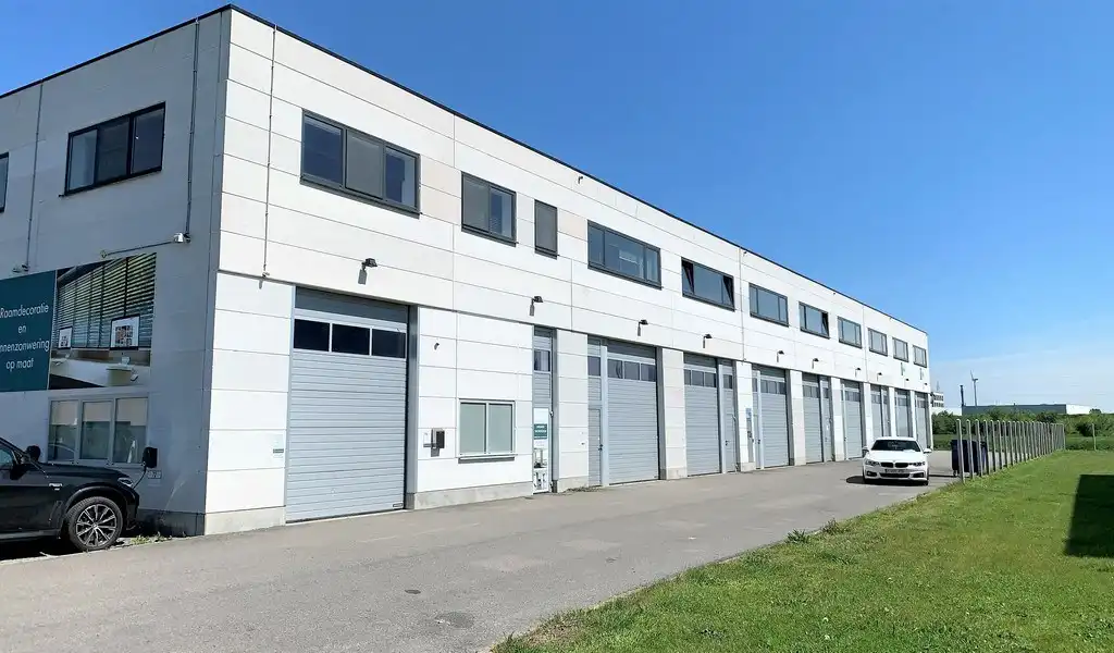 Magazijn met kantoor te huur vlakbij R4 in Evergem foto {{pictureIndex}}