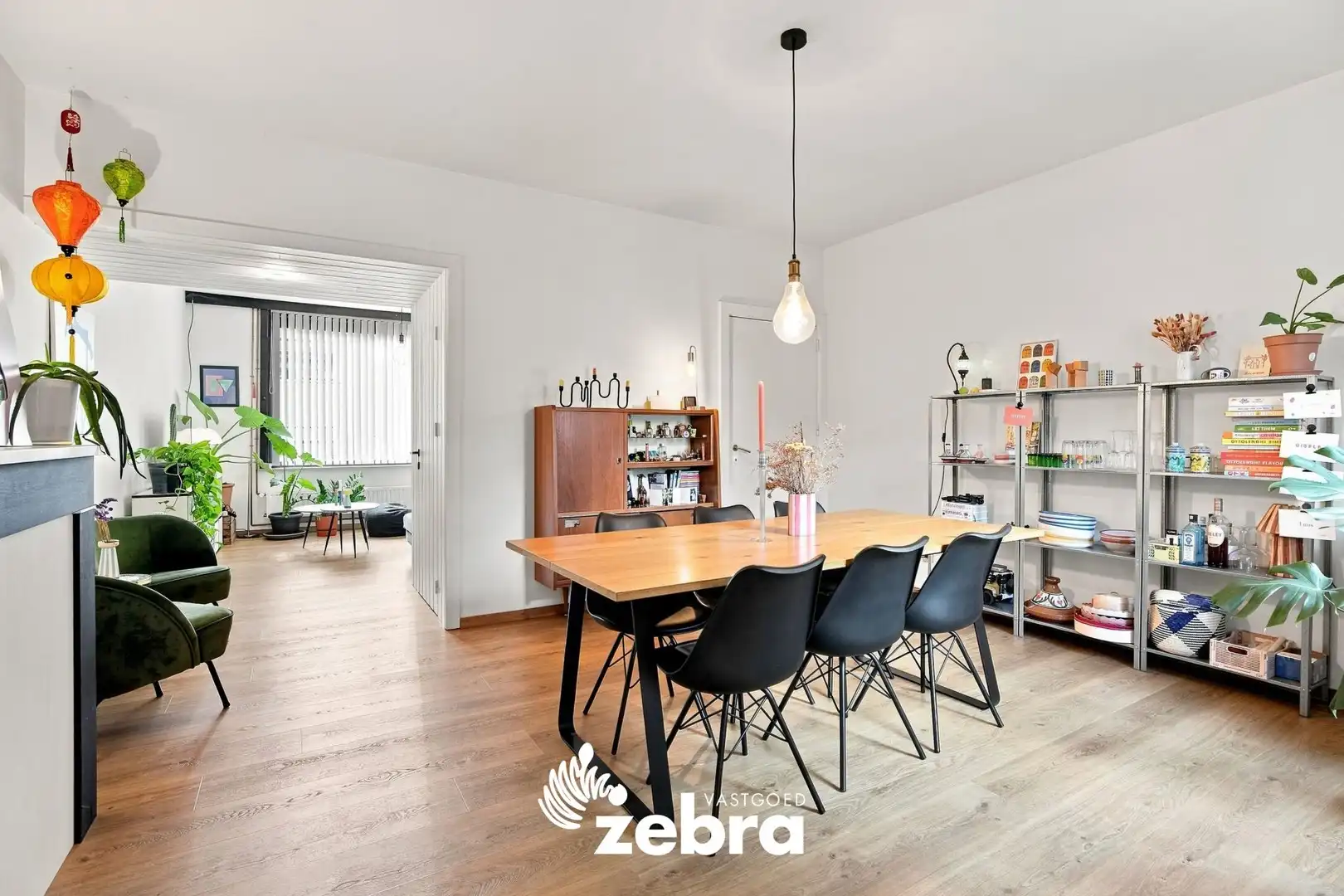 Lichtrijke gezinswoning met 4 slaapkamers en prachtige westgerichte tuin! foto {{pictureIndex}}
