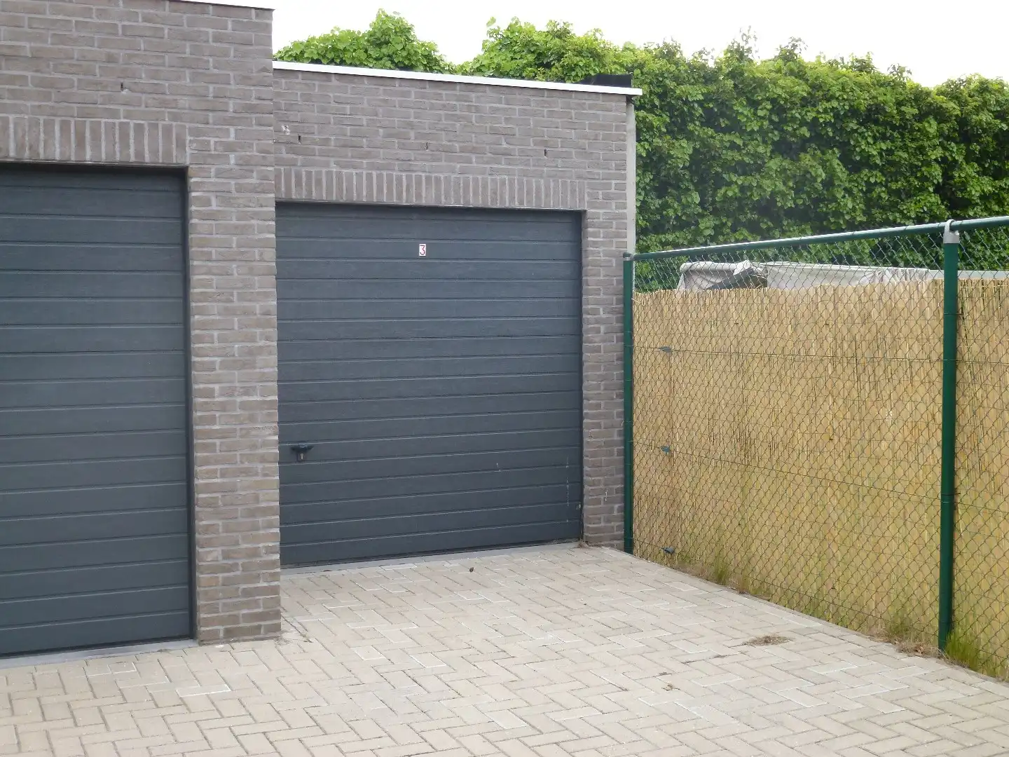 Hedendaags 2-slpk appartement met tuin, garage en kelder foto 14