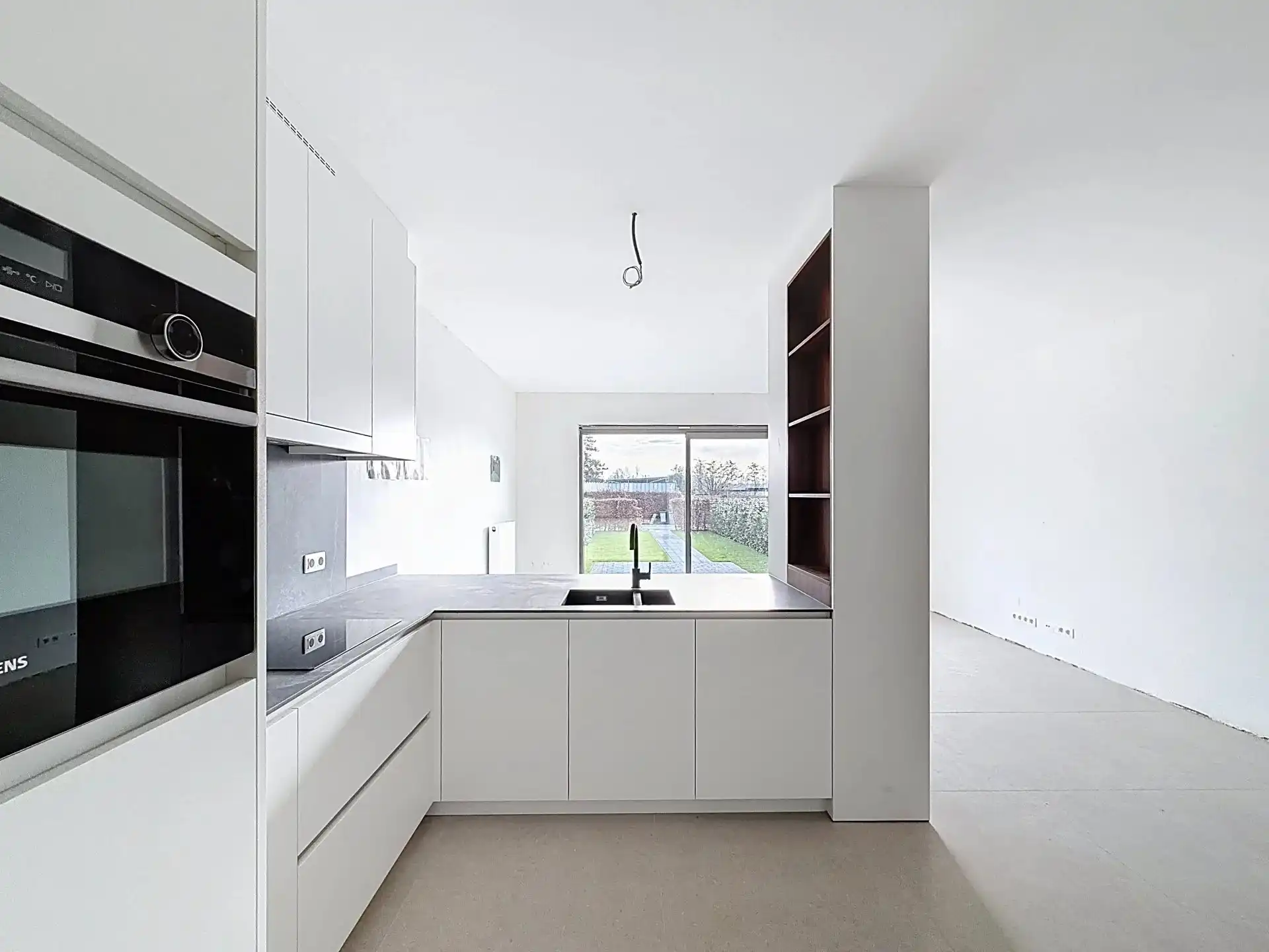 Luxueus en modern afgewerkt gelijkvloers appartement met tuin, 1 slaapkamer en 2 staanplaatsen. foto 7