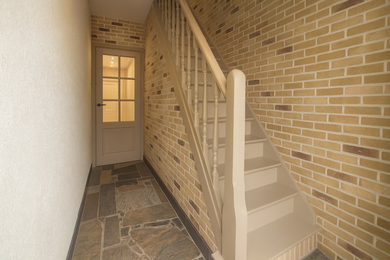 Instapklare, ruime moderne woning met 4 slaapkamers en uitgestrekte tuin te koop in hartje Temse! foto 2