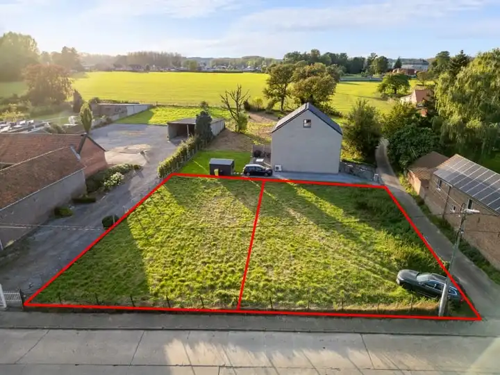 VERGUND PROJECT VAN TWEE EENGEZINSWONINGEN IN HET LANDELIJKE ZOUTLEEUW foto {{pictureIndex}}