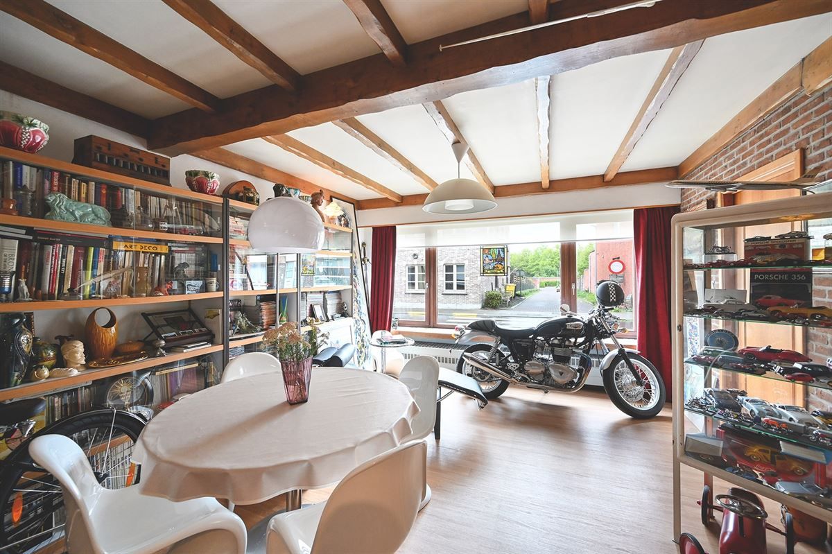 Gelegen in de rustige Voogdijstraat, op wandelafstand van het centrum van Duffel, vind je deze eerlijke, goed onderhouden woning boordevol mogelijkheden. De huidige huurder heeft ze jarenlang met zorg bewoond, maar een frisse wind – en een beetje lie foto 2