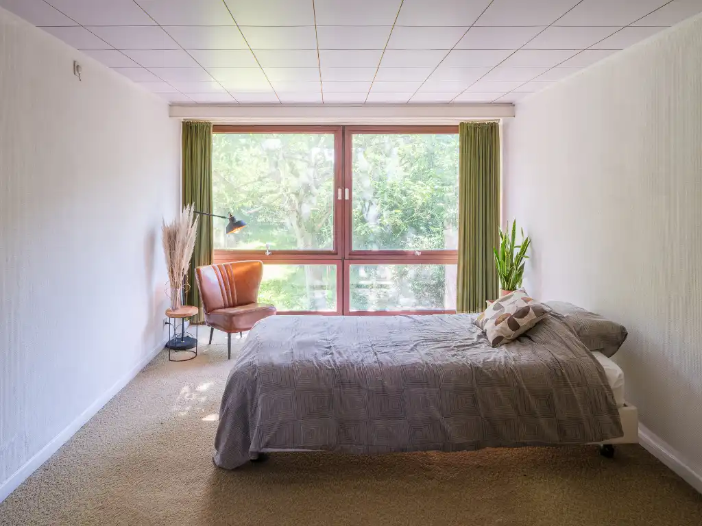 Mid-century modern villa met vier slaapkamers, verdeeld over drie niveaus, gelegen op een groen perceel in Lievegem. foto 9