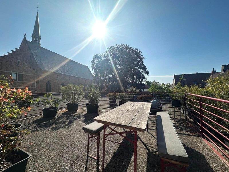 Zeer ruim appartement met terras en drie slaapkamers! foto 4