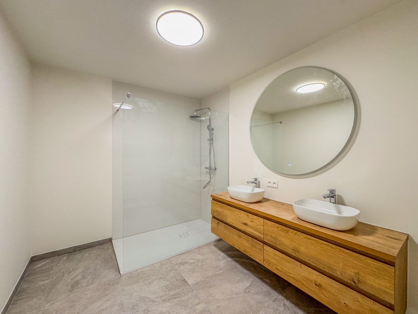 Gerenoveerde bel-etagewoning met 3 slaapkamers, garage en terras. foto 9