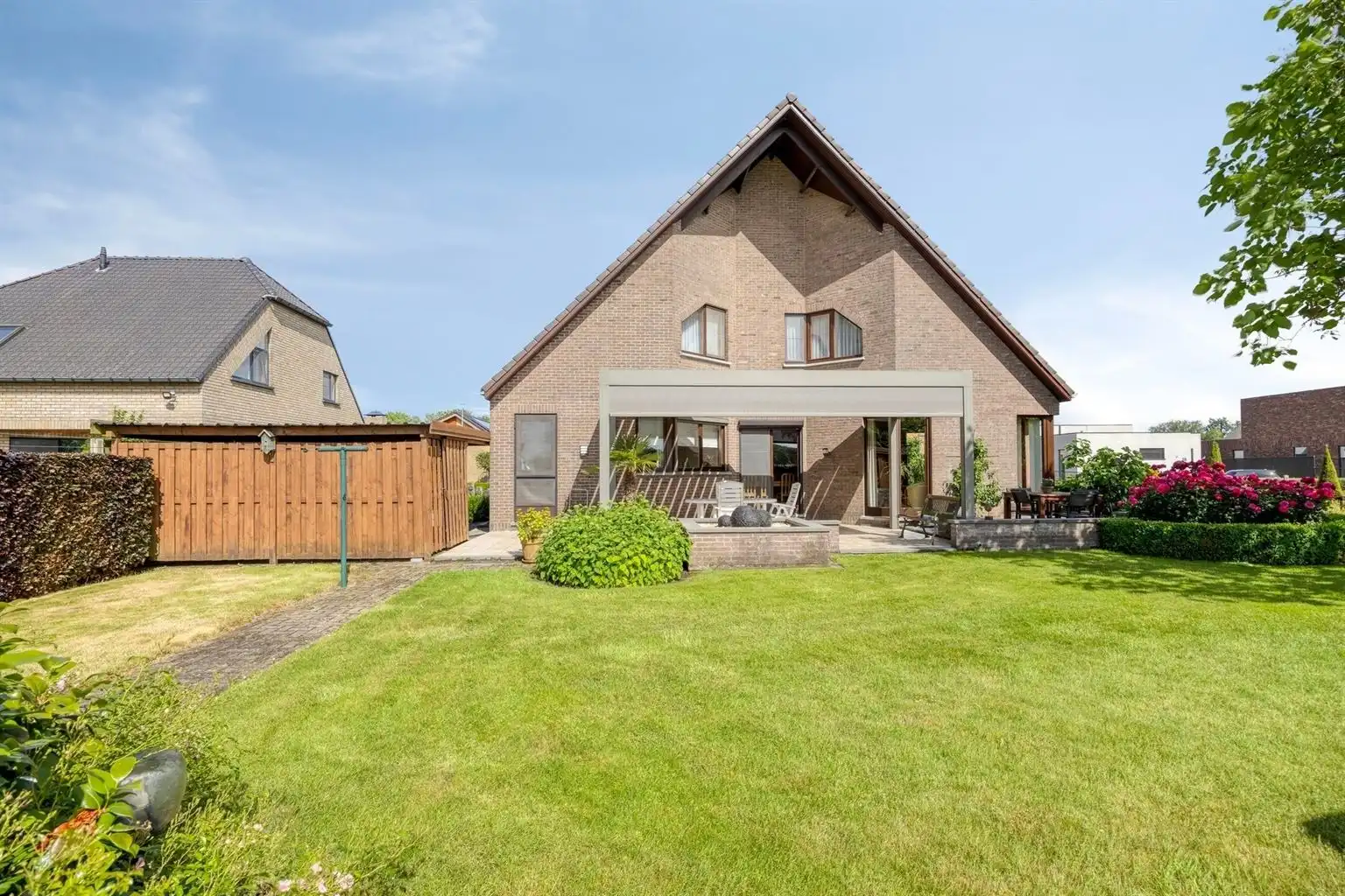 Toffe, vrijstaande split-level woning met 4 slaapkamers, inpandige garage, prachtig aangelegde tuin en zonnepanelen, rustig gelegen in het landelijke Ophoven.  foto 36