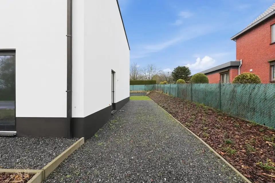 KNAPPE NIEUWBOUWWONING IN MODERNE STIJL foto 35