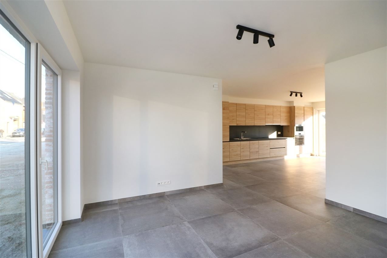 Prachtige nieuwbouwwoning met 4 slpk. met gusntige ligging foto 3