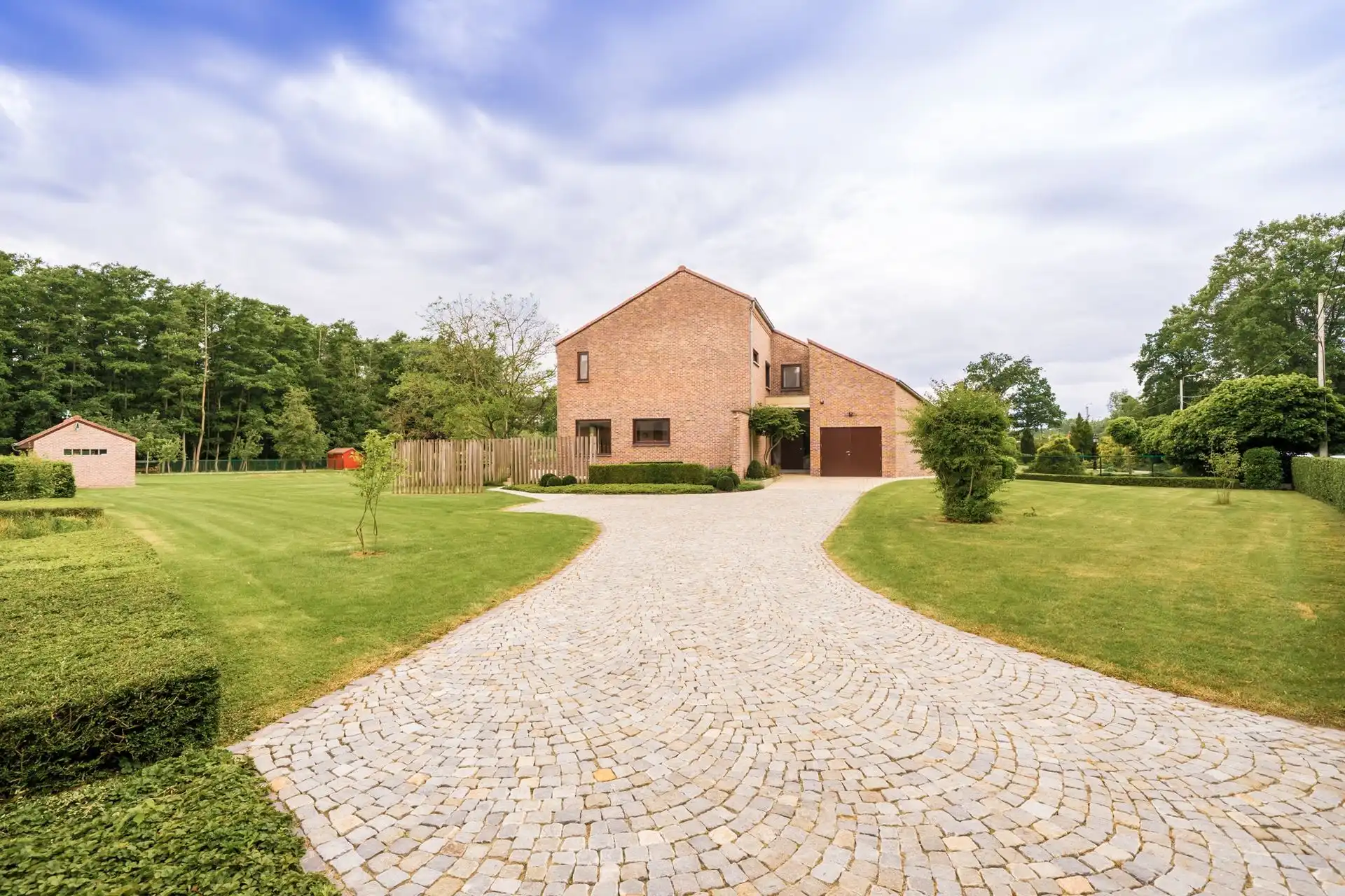 Villa met privébos op een perceel van 4.350 m²  foto {{pictureIndex}}