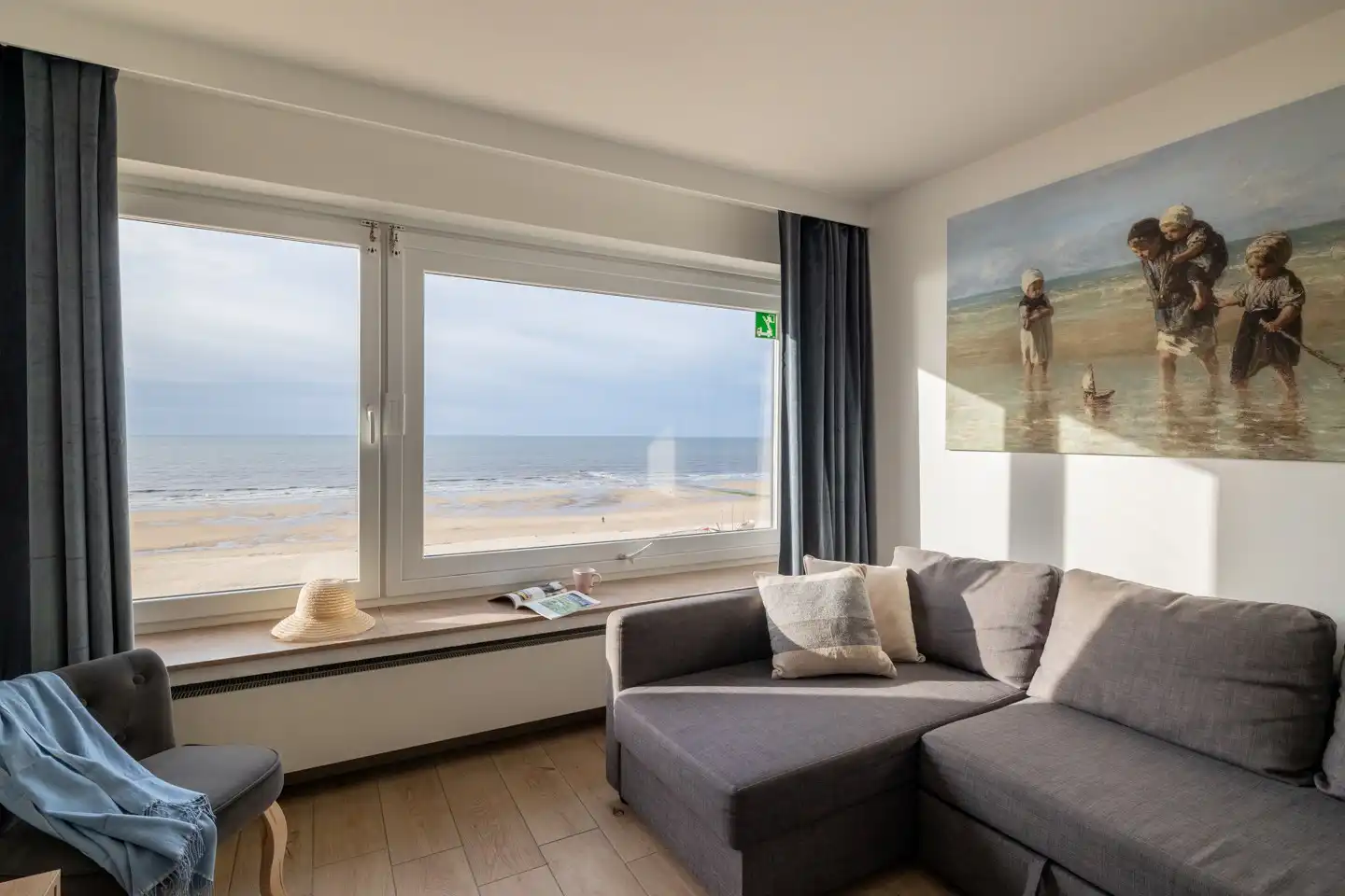 Prachtig frontaal zeezicht – volledig gerenoveerde studio op de zeedijk van Mariakerke foto 4