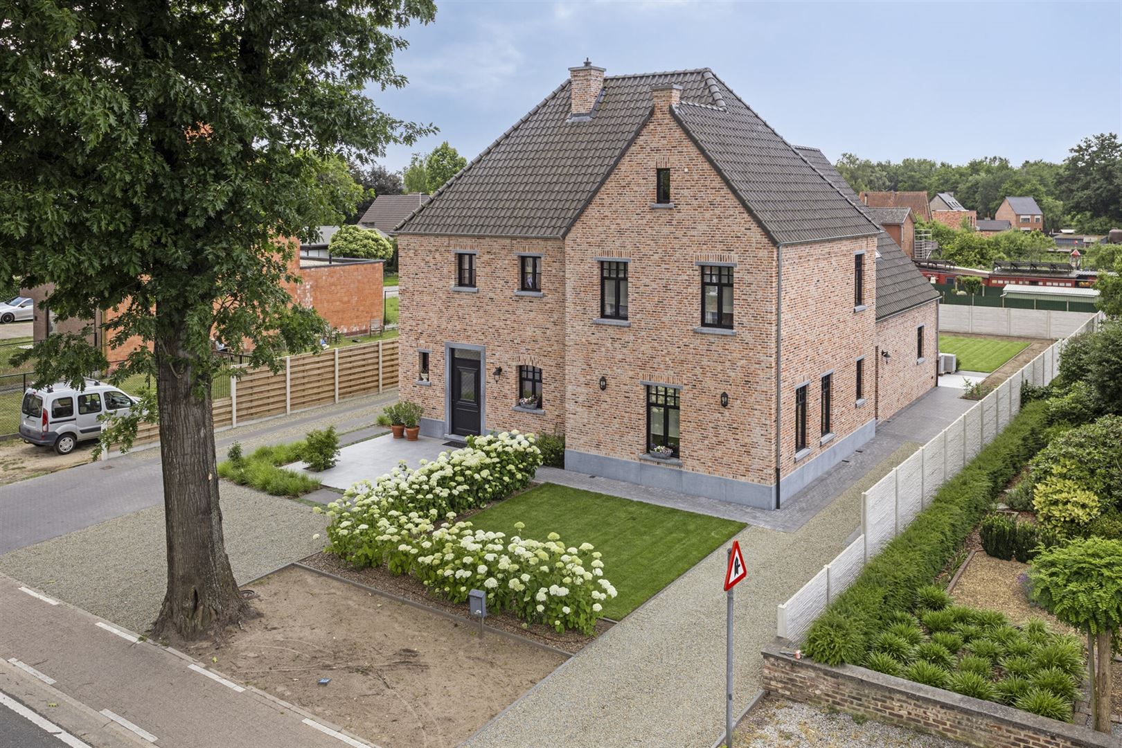 TE KOOP: Riante nieuwbouwwoning met zorgwoning te Zonhoven! foto 2