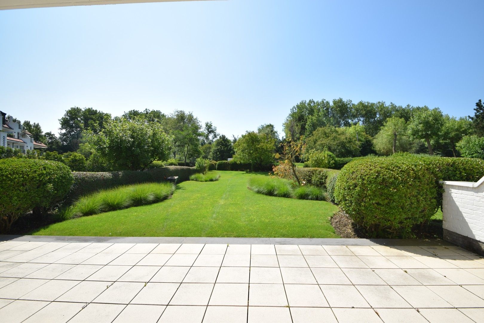 Zonovergoten tuin appartement met groot terras en prachtige tuin gelegen in het exclusieve domein Tennis Gardens. foto 3