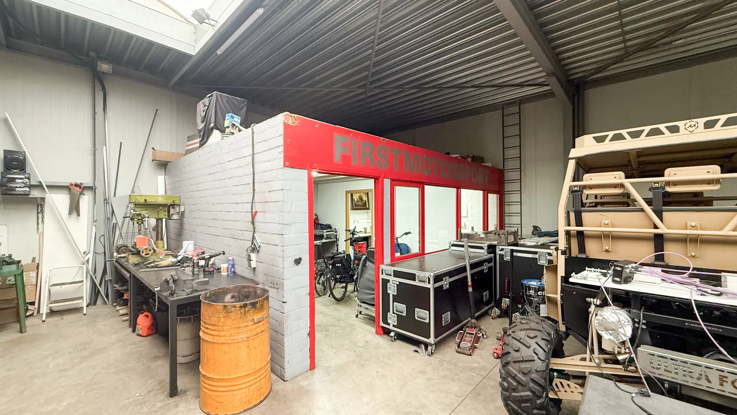 Gelijkvloerse woning met ruim magazijn en zwembad! foto 50
