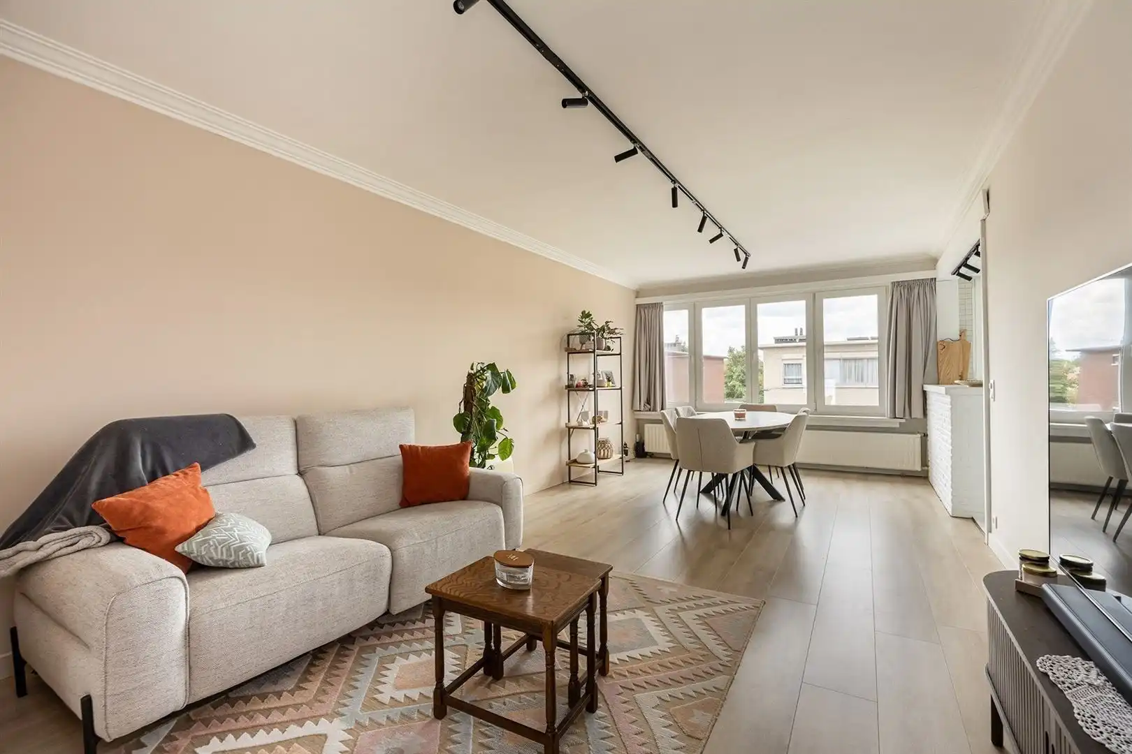 Hoofdfoto van de publicatie: Hedendaags 2-slaapkamerappartement met tuin, garage en praktijkruimte 