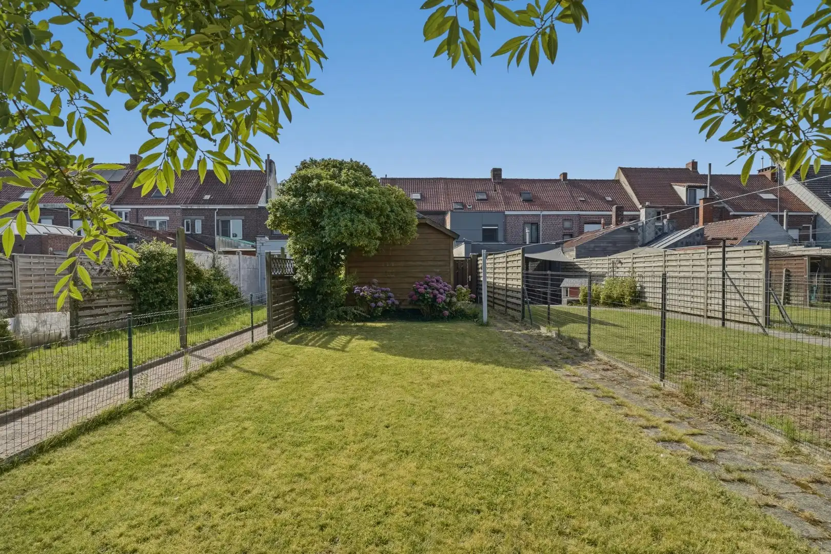 Goed onderhouden rijwoning nabij de Groene Kouter in Zwevegem foto 2