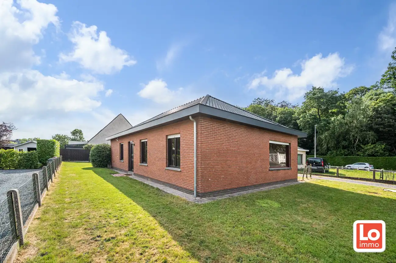 VERKOCHT! Degelijke open gelijkvloerse bebouwing met inpandige garage op een toplocatie in Lochristi! foto 4