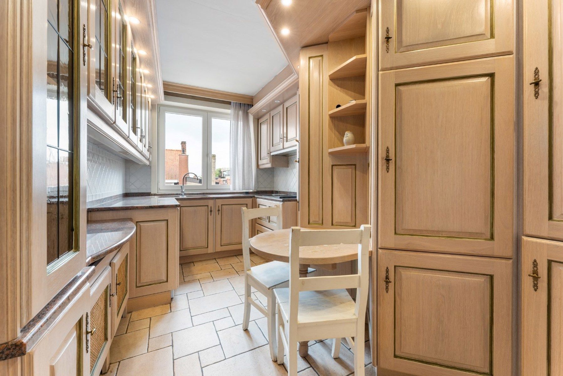 Ruim appartement met terras, lift en 3 slaapkamers in Izegem - bouwjaar 1978 - EPC-waarde 220.00 - Energielabel C - 119.00m² bewoonbare oppervlakte - 1 badkamer - 1 parkeerplaats foto 3
