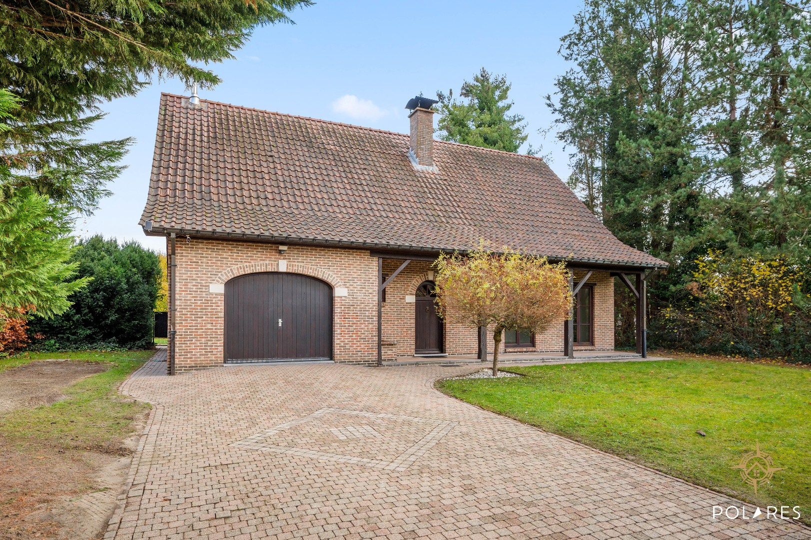 Ruime gezinswoning in een groene omgeving foto {{pictureIndex}}