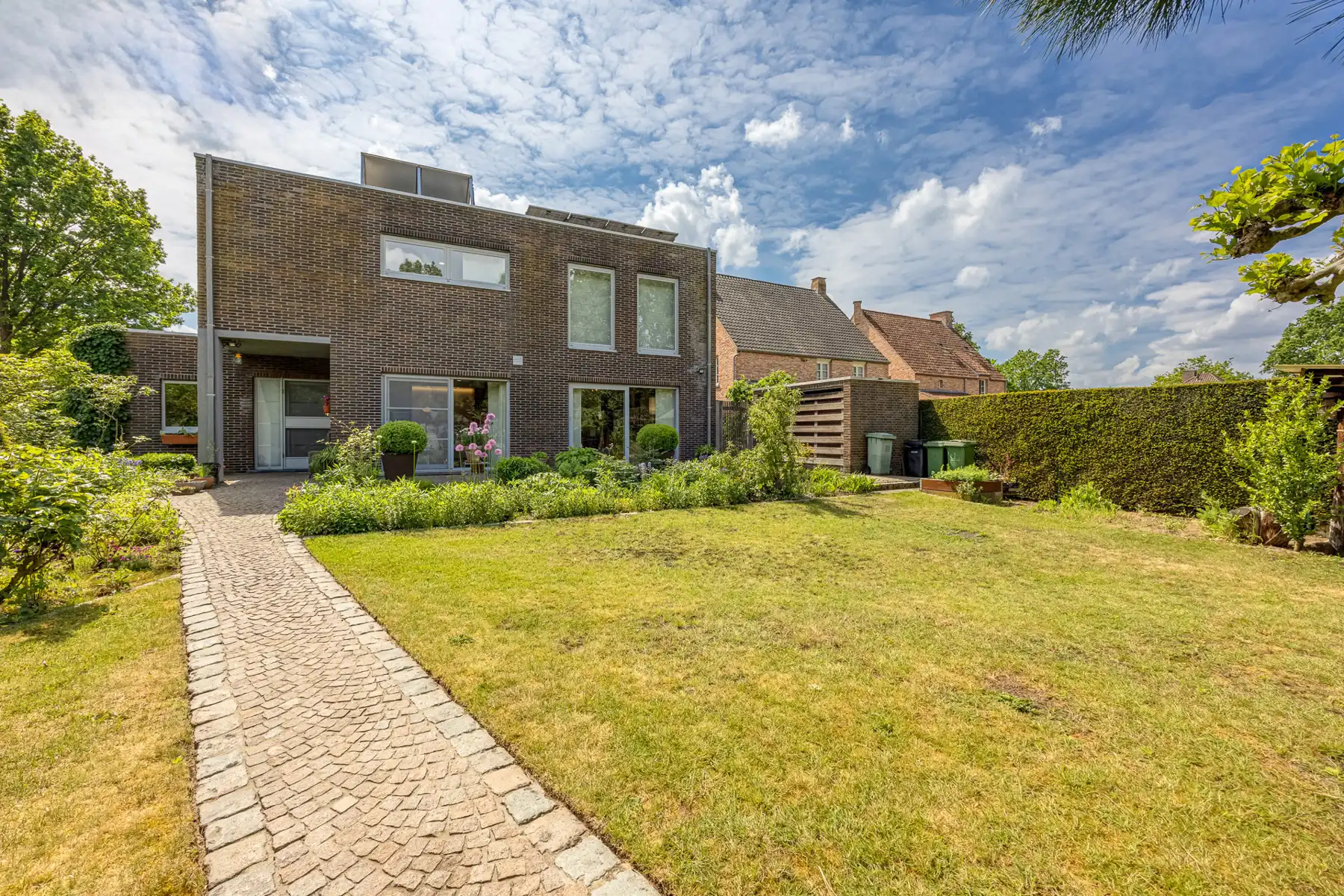 Degelijke en energiezuinige villa  op ca. 1000 m2 foto {{pictureIndex}}