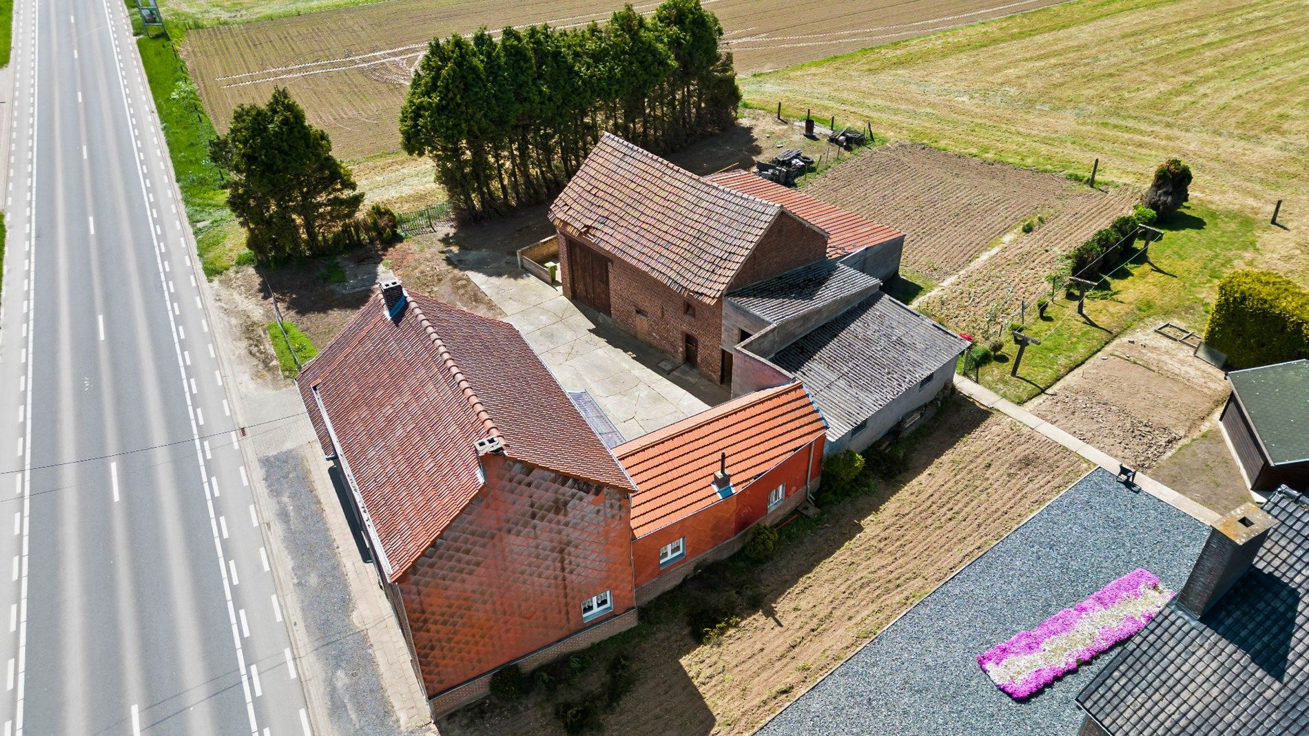 Renovatiewoning op perceel van 6854 m² foto 2