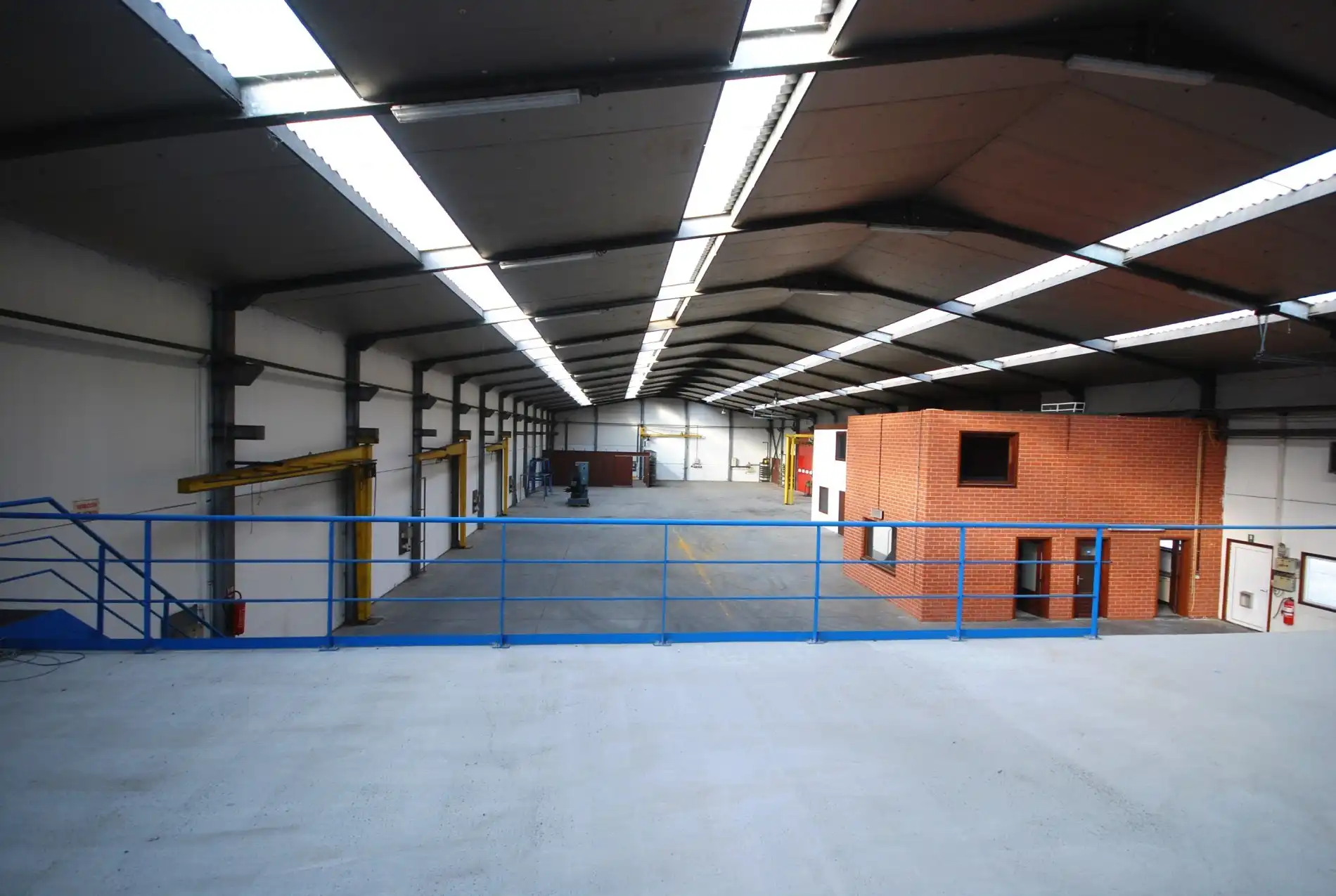 VEELZIJDIGE RUIME LOODS VAN 1150 M² MET BURELEN EN TOONZAAL  foto 5