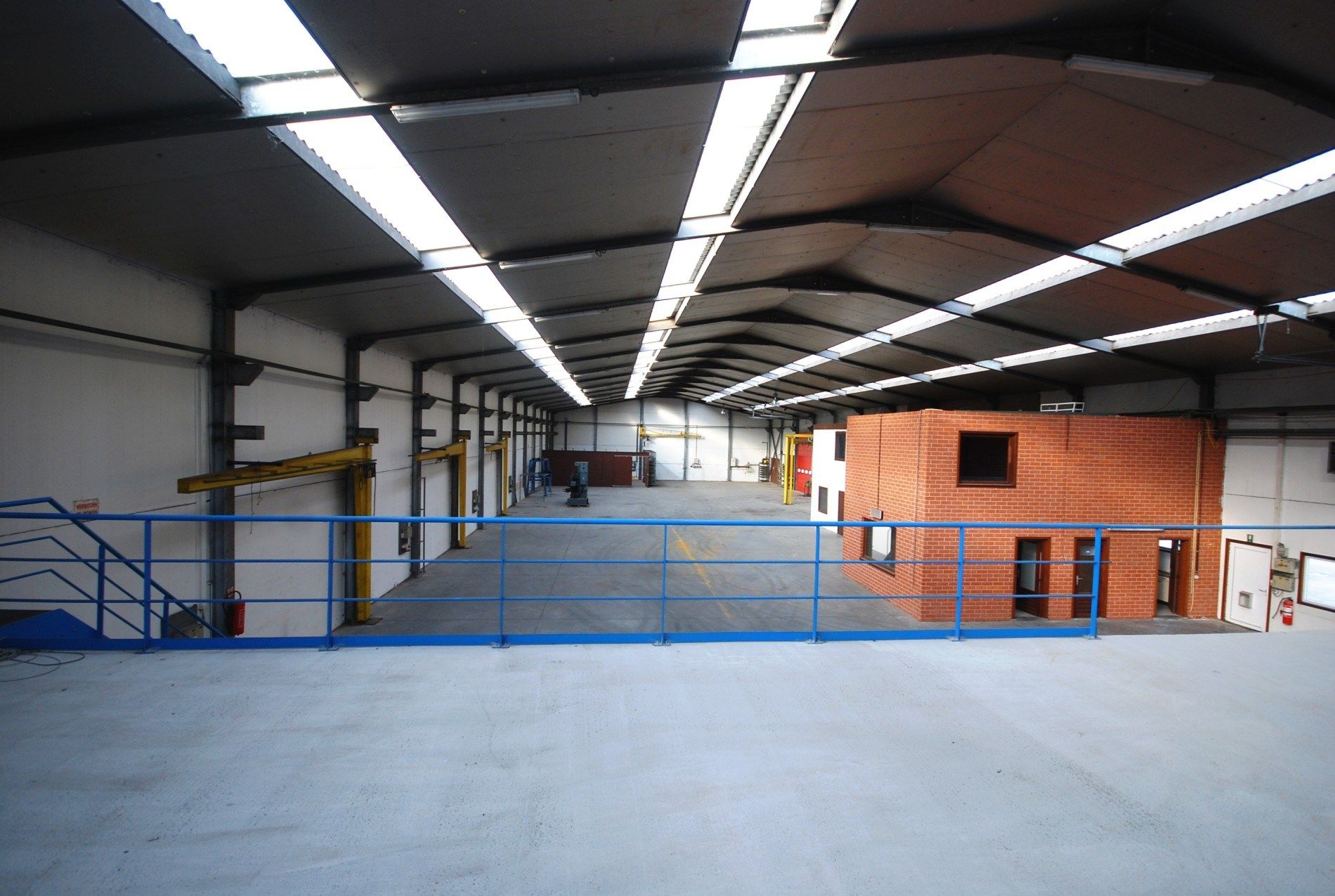 VEELZIJDIGE RUIME LOODS VAN 1150 M² MET BURELEN EN TOONZAAL  foto 5