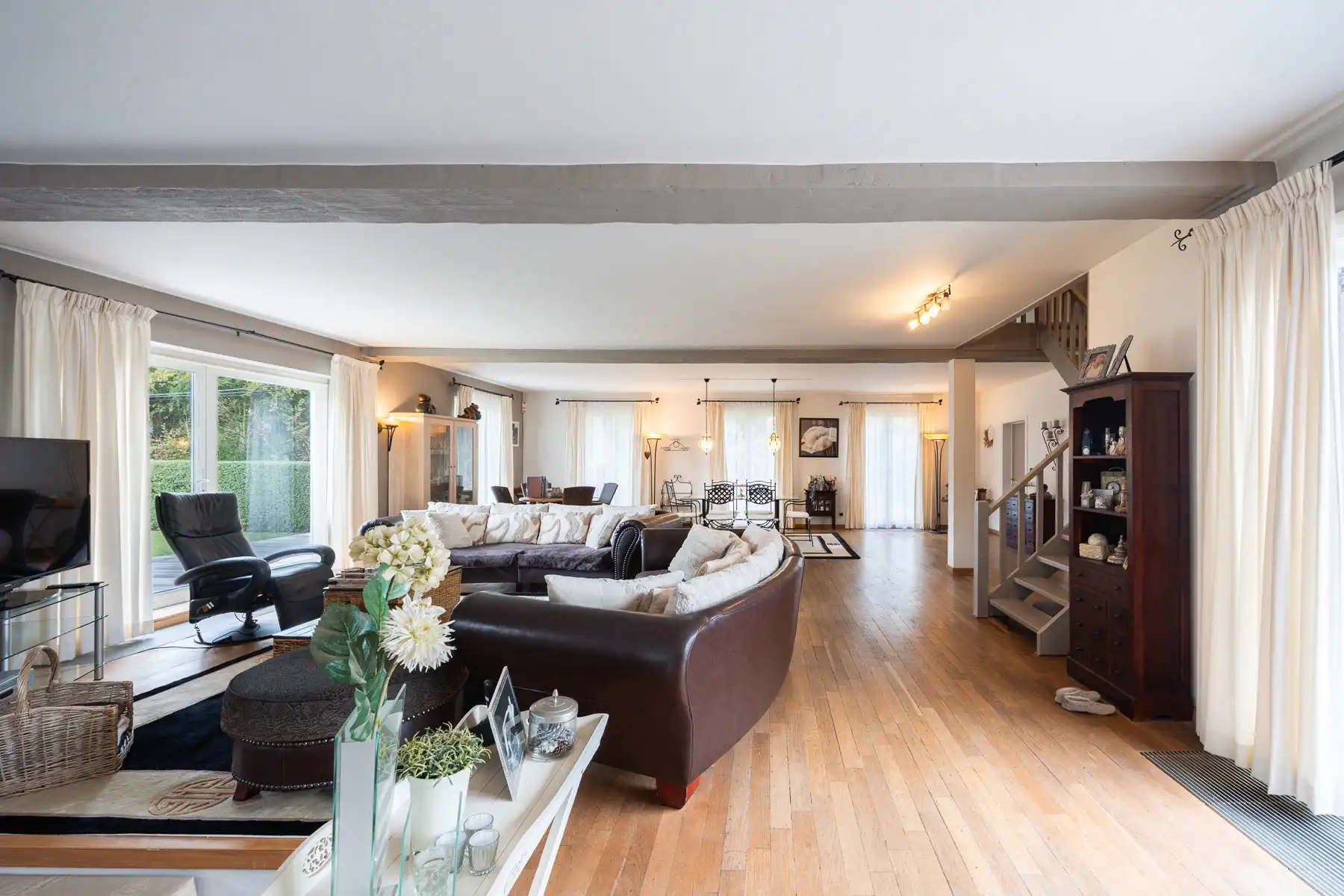 Rustig en groen gelegen statige, instapklare villa foto 11