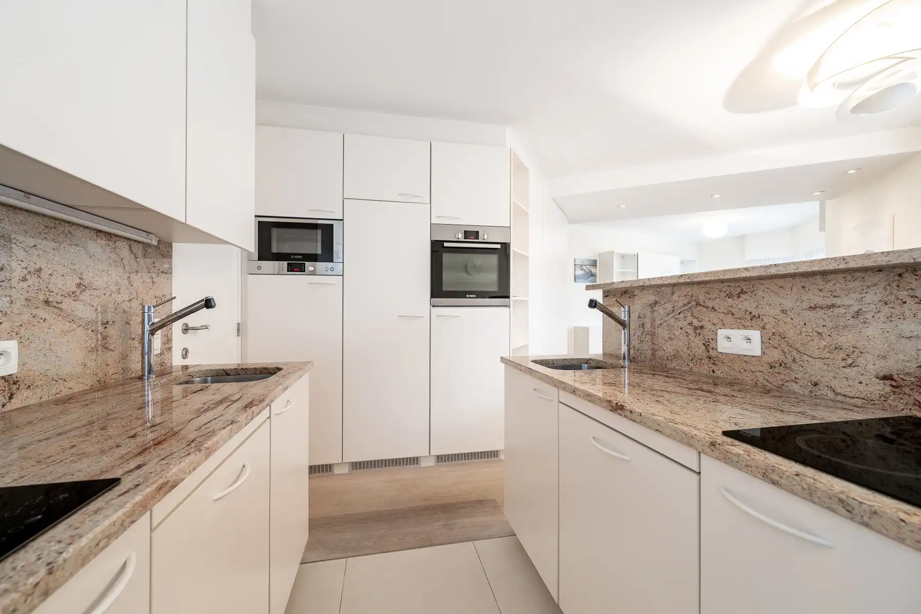 Gemeubeld drie slaapkamerappartement vlakbij de Zoutelaan met parking foto 8