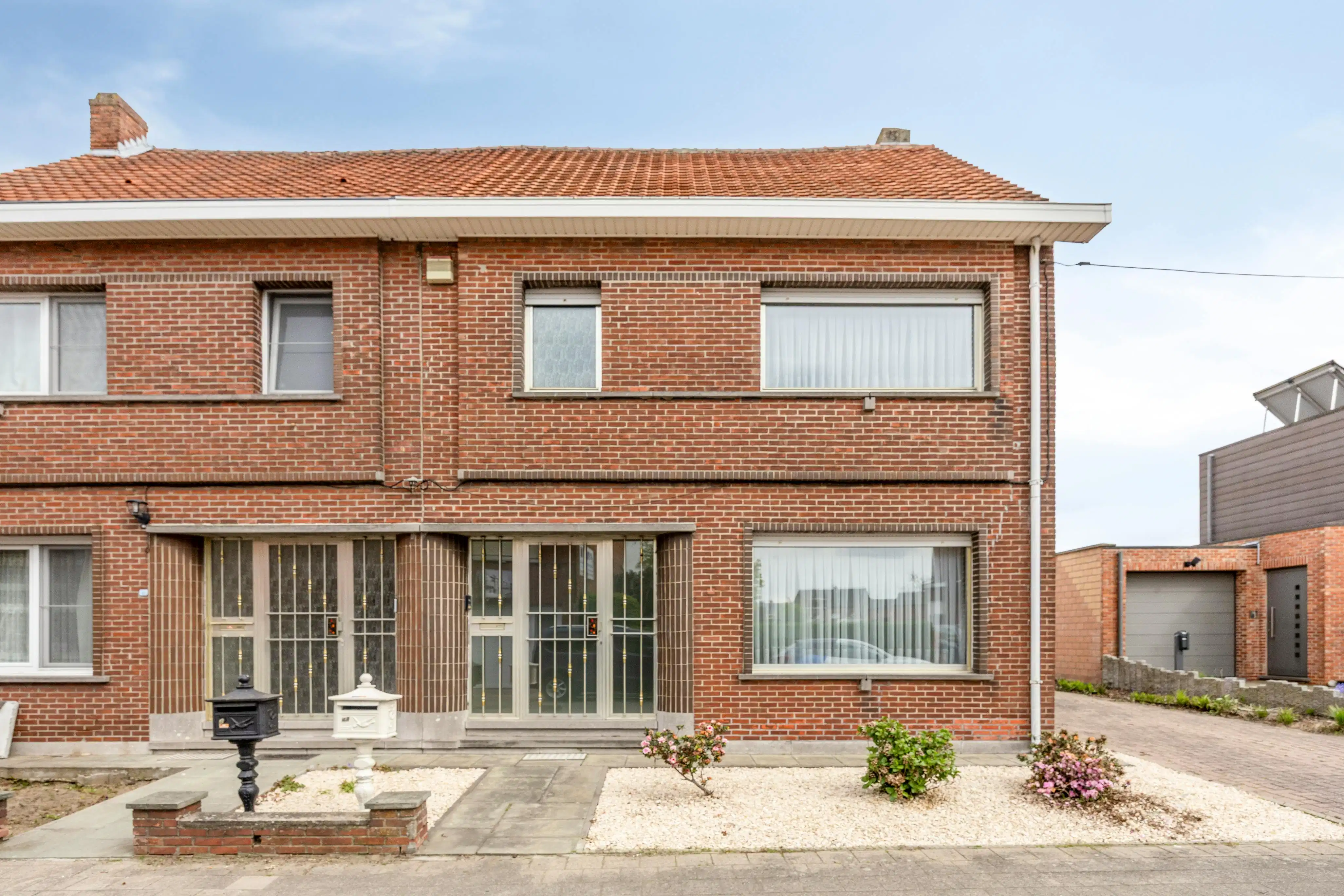 Gezellige halfopen bebouwing met veel potentieel te koop.  foto 2