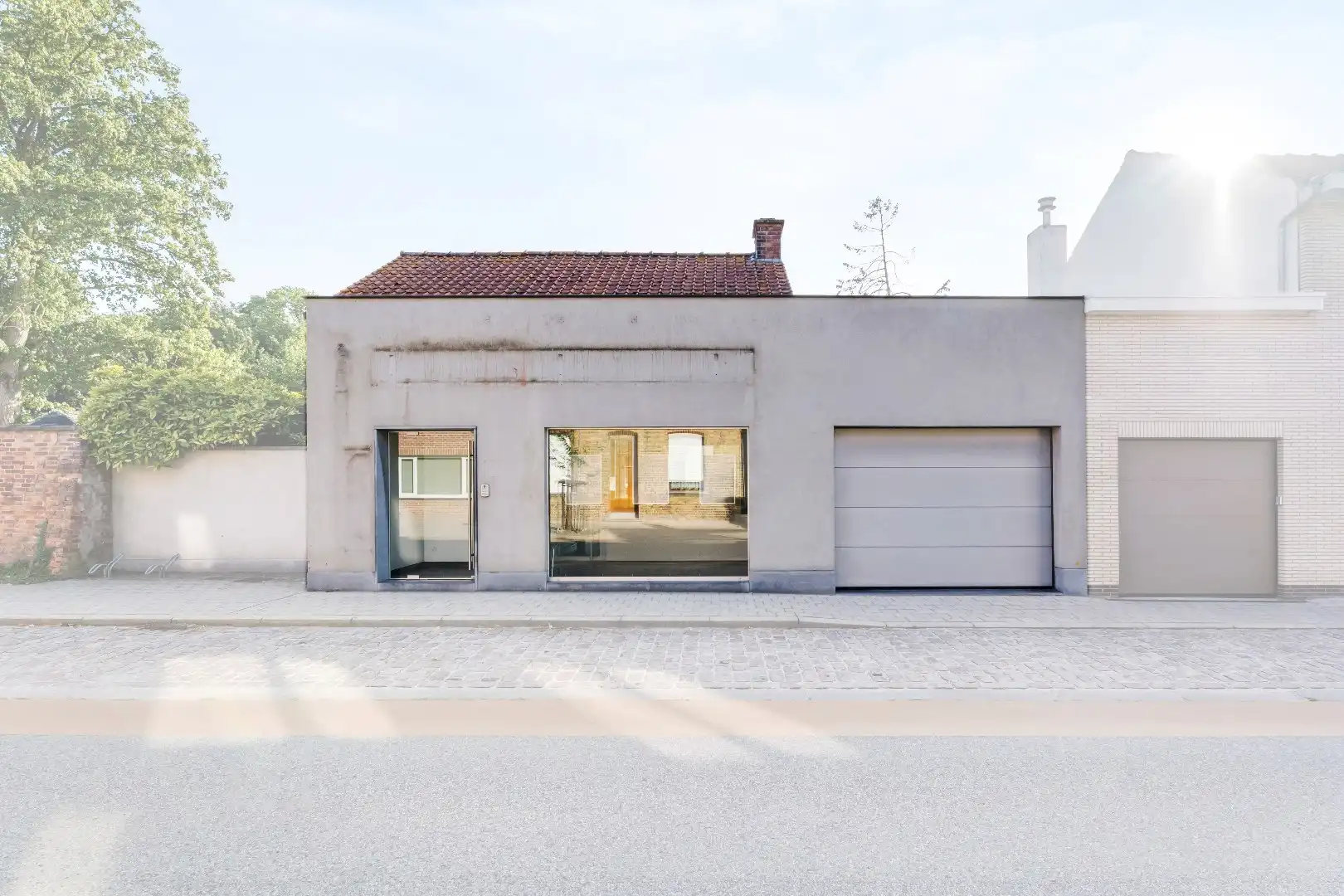 Centraal gelegen handels(woning) met garage op 369m² in Merkem! foto {{pictureIndex}}