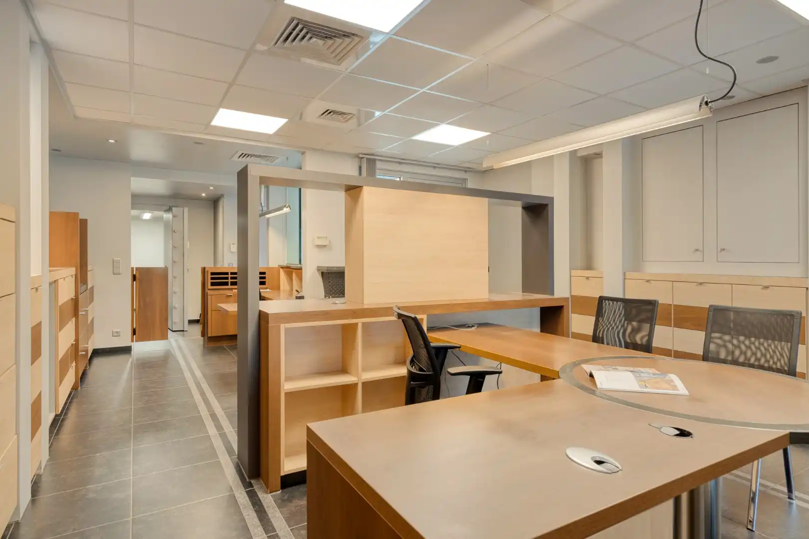 Instapklaar handelspand met ruime kelder en voldoende parking in het centrum van Geel ! foto 11