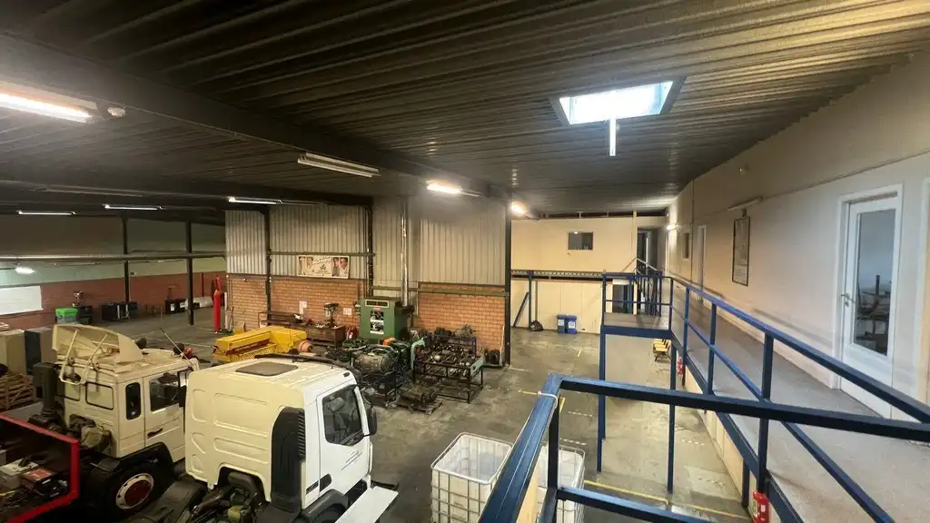 Verwarmd magazijn met kantoren te huur in Industriepark-Drongen foto 7