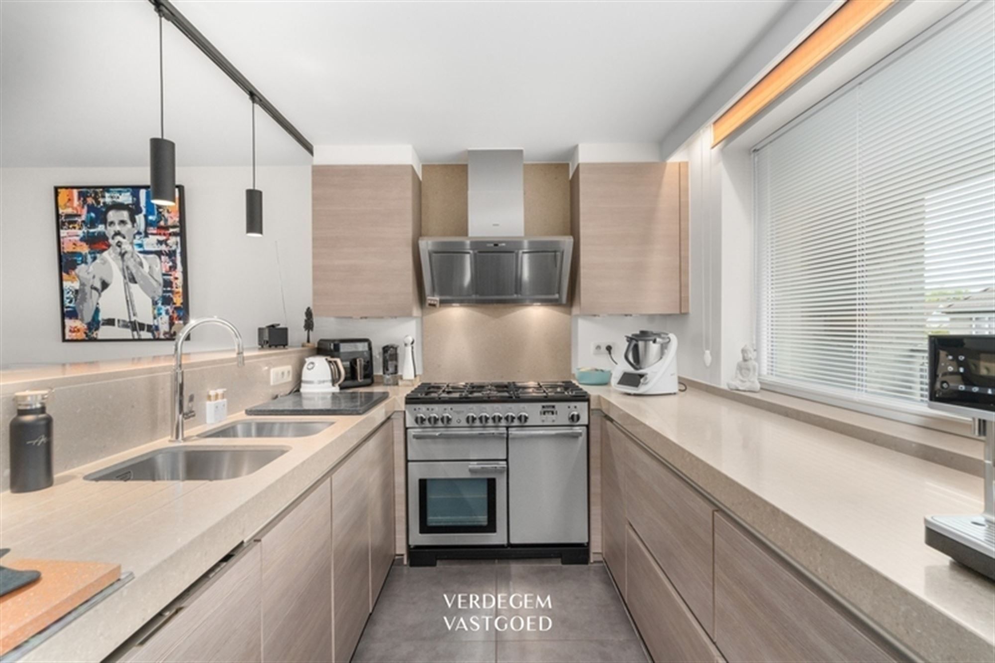 Instapklaar en knap afgewerkte woning met 2 garages, geniettuin en atelier/praktijk foto 8