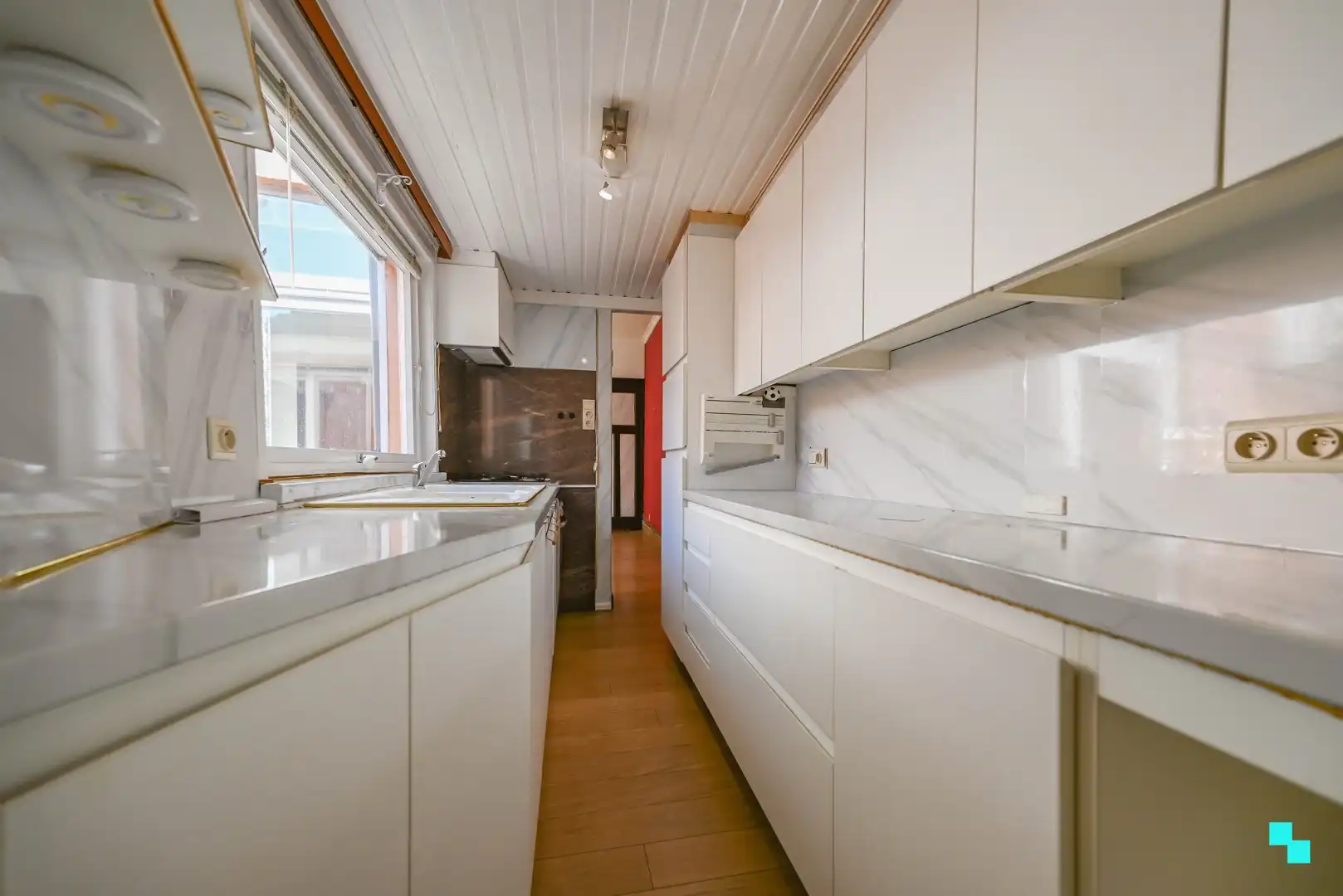 Knusse rijwoning nabij centrum Izegem foto 12