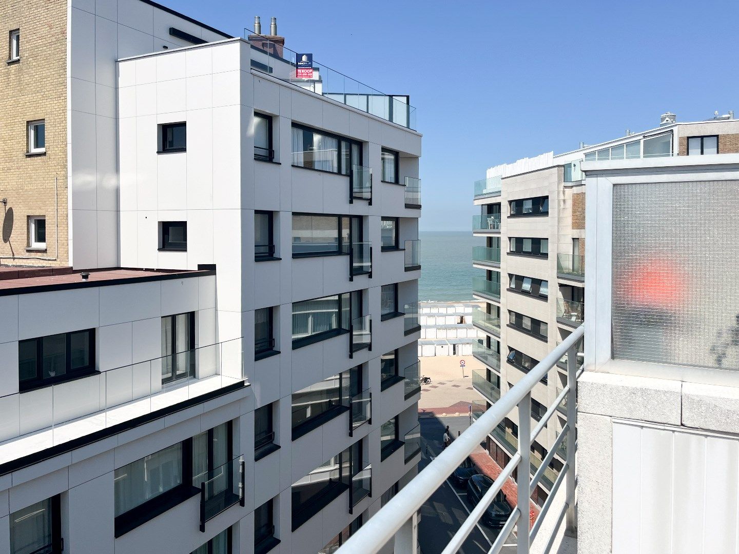 Dakappartement met zijdelings zeezicht gelegen tussen het Driehoeksplein en het  Albertplein in het Zoute. foto 5