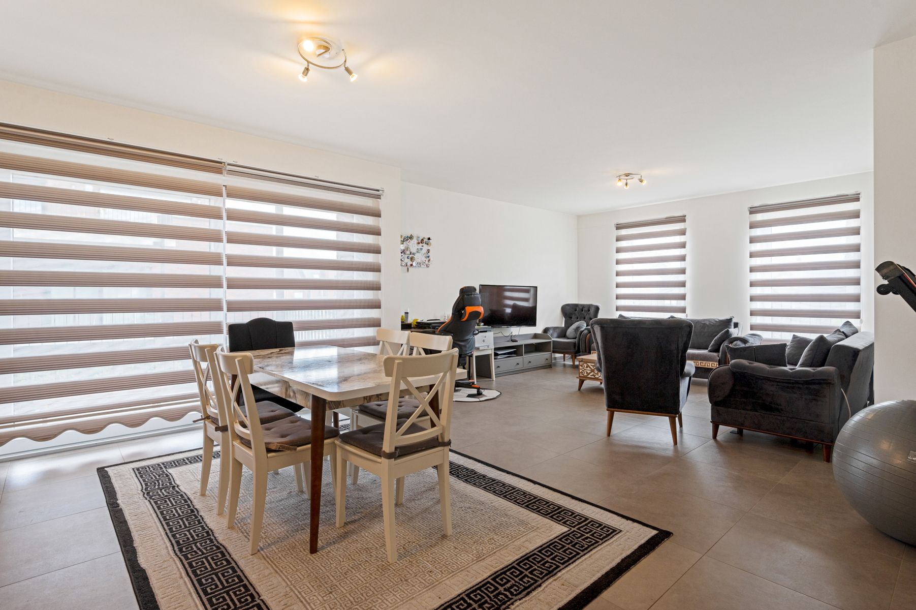 Modern appartement met terras in een doodlopende straat. foto 3