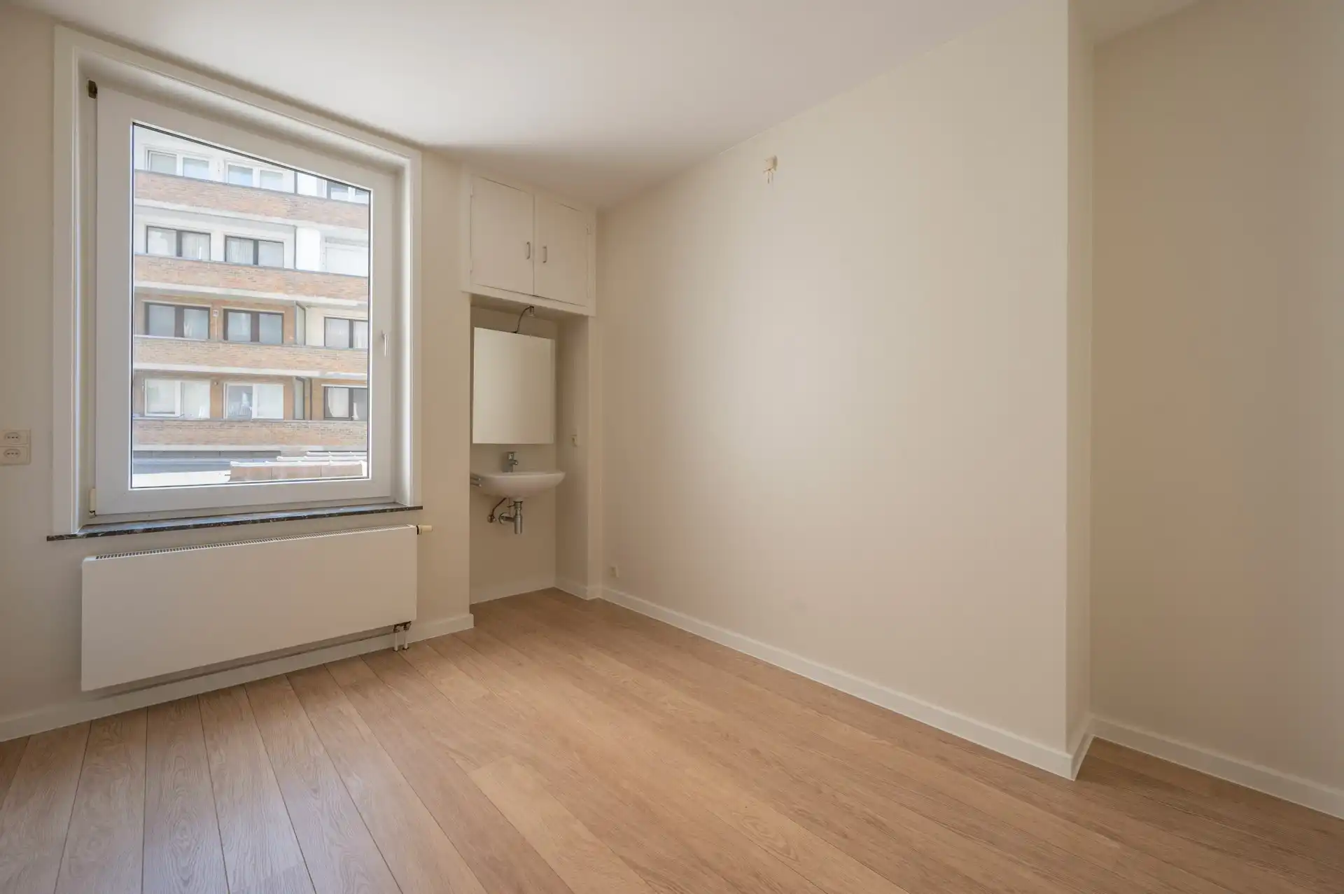 Ongemeubeld: appartement met 2 slaapkamers in een zijstraat van de Zeedijk! foto 6