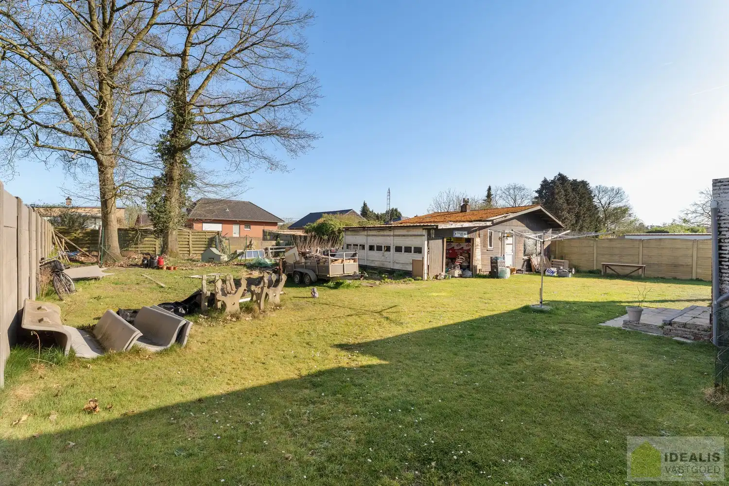 IDEALIS VASTGOED - CHARMANTE INSTAPKLARE GEZINSWONING MET EEN LICHTRIJKE LEEFRUIMTE, MODERNE OPEN KEUKEN MET KOOKEILAND, 3 RUIME SLAAPKAMERS EN BADKAMER. DE WONING IS GELEGEN OP EEN PRACHTIG PERCEEL VAN 12A 68CA! Deze knappe bungalow omvat een aangename 140m² bewoonbare oppervlakte met een lichtrijke woonkamer met aansluitend een moderne open keuken met kookeiland (voorzien van alle comfort), 3 ruime slaapkamers en een badkamer. De woning biedt verder een kelderverdieping en een zeer ruime tuin. Een unieke kans voor kandidaten op zoek naar een instapklaar huis voorzien van alle faciliteiten op een hele fijne locatie tussen de centra van Oudsbergen, Bree en Peer! foto 22