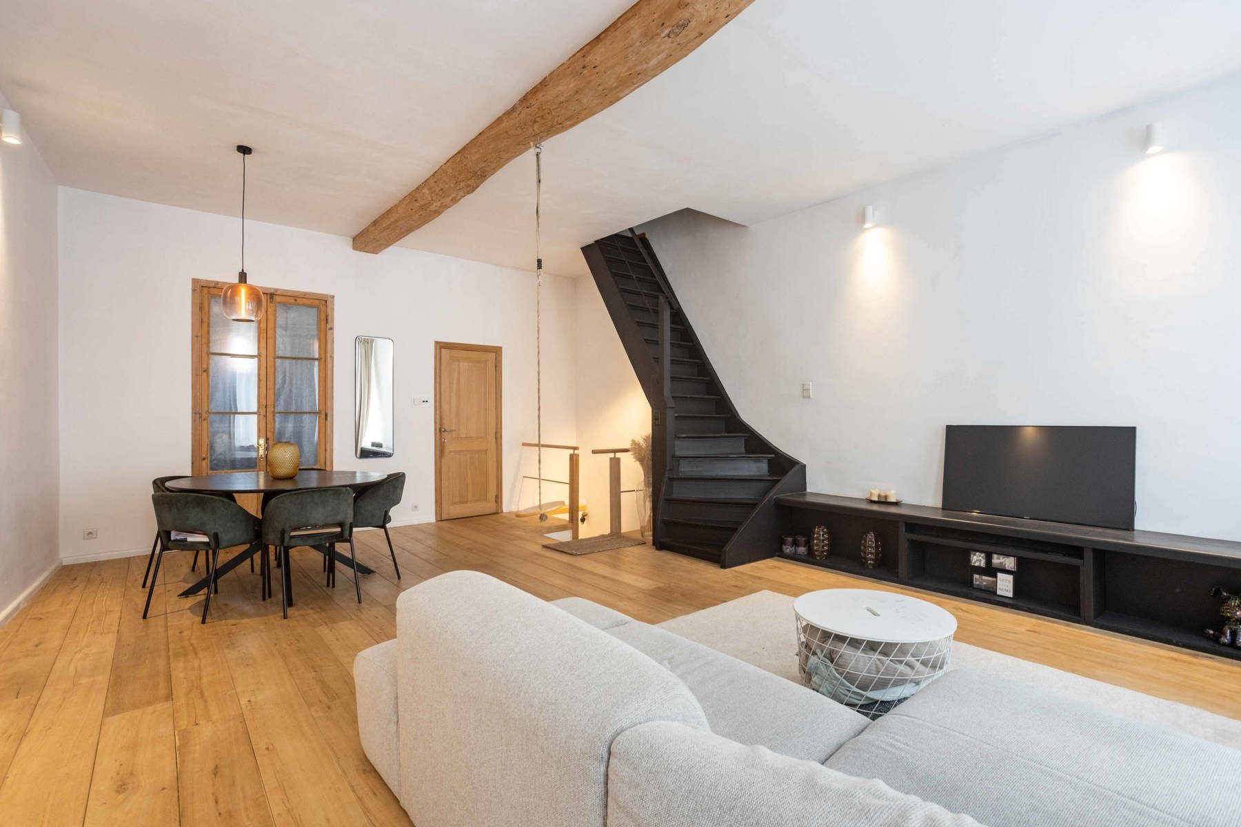 Hoofdfoto van de publicatie: Handelspand met stijlvol appartement vlakbij station