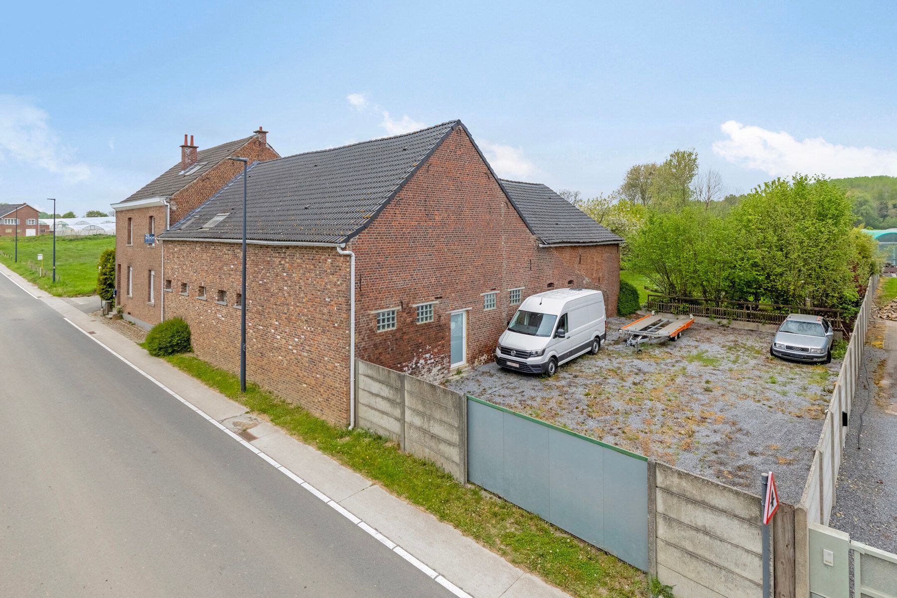 Ruime woning met aanpalende loods op toplocatie. foto 3