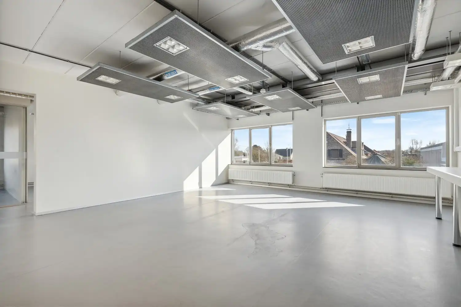 Veelzijdig kantoorgebouw met ruime parking op 2433 m² foto 11