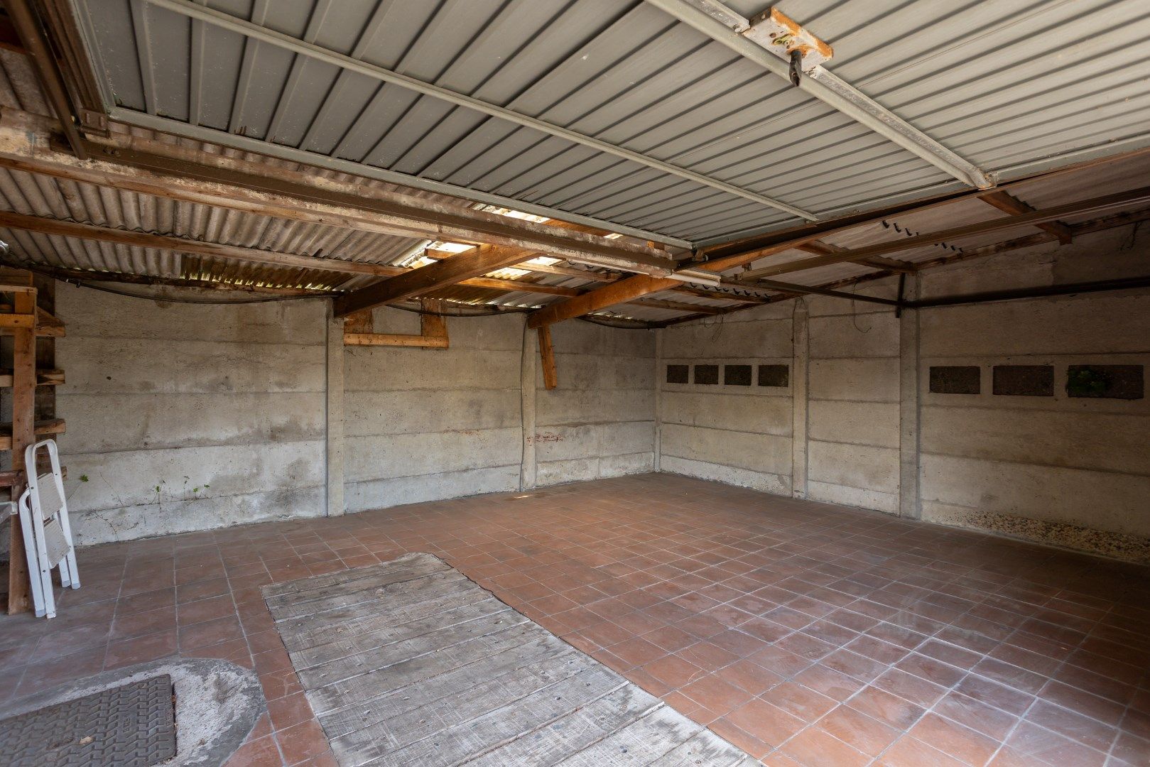Deze ruime, te renoveren woning wordt verkocht. foto 35