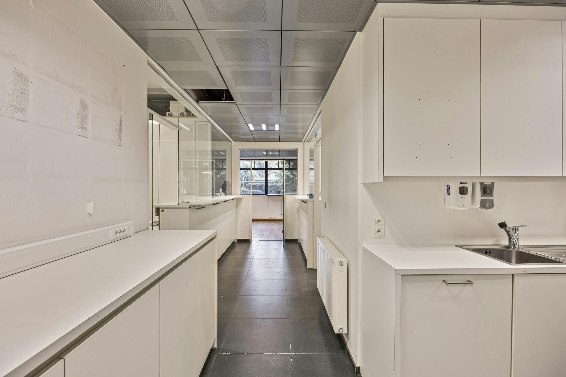 Commerciële ruimte met duplex-appartement te koop in Evere foto 6