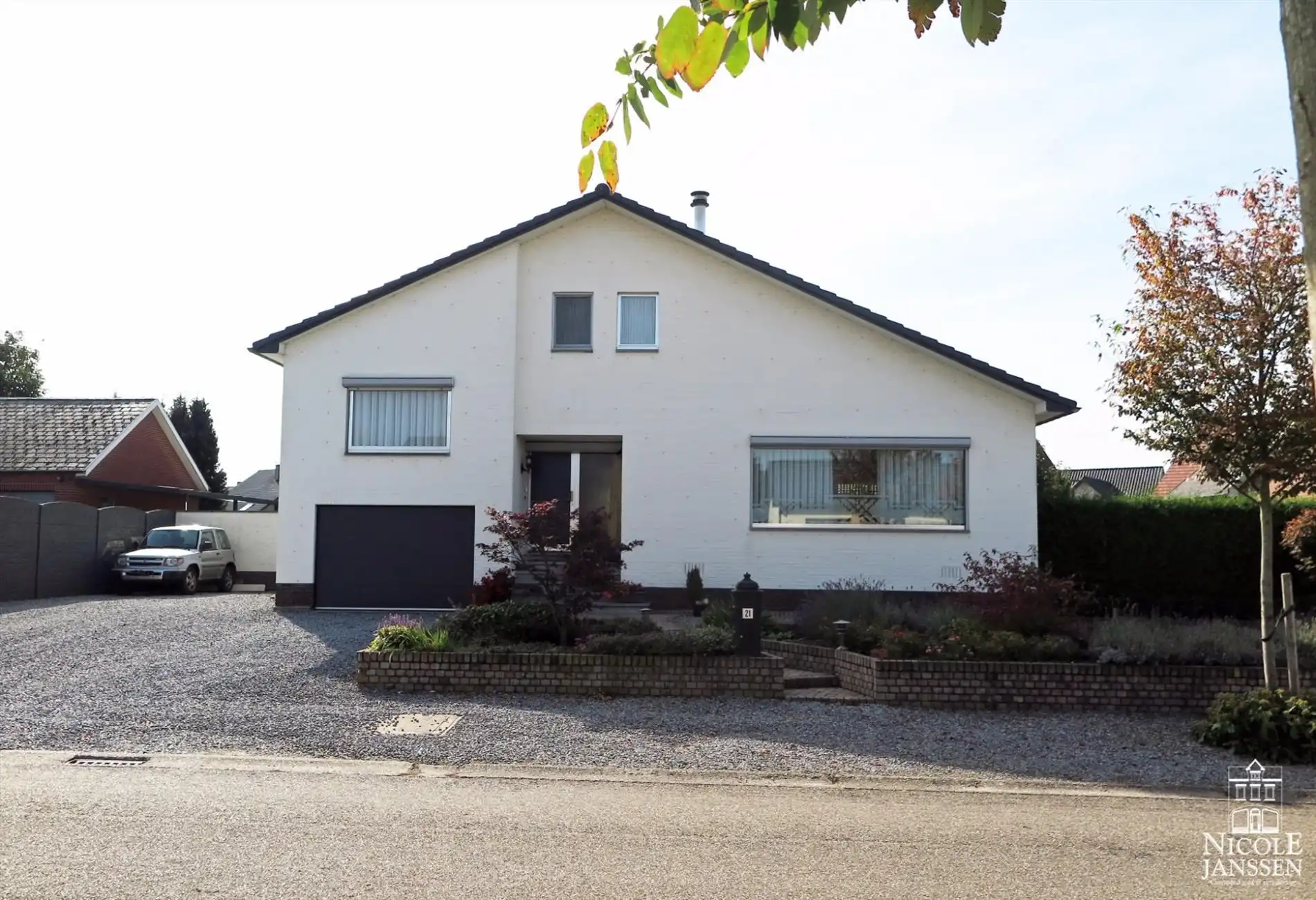 Praktisch split-level huis met mooi aangelegde tuin, zwembad en inpandige garage foto 32