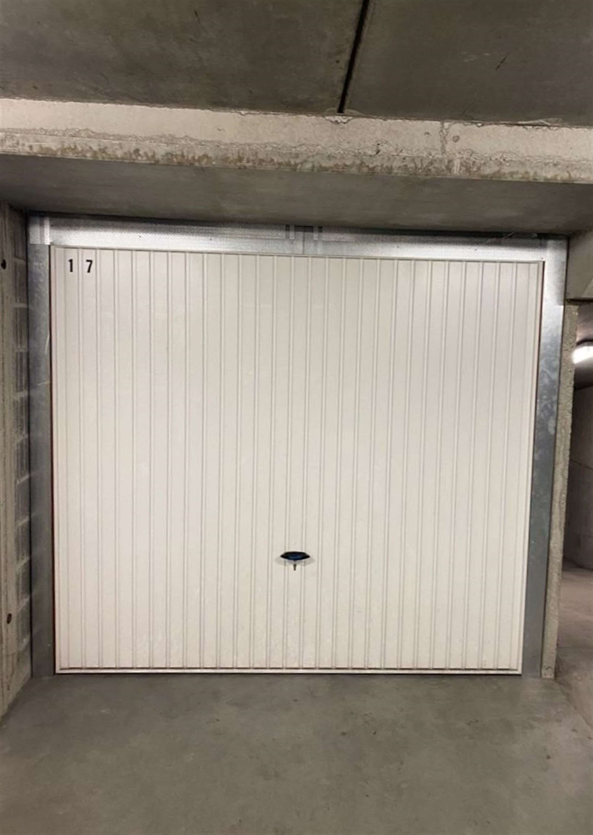 Afsluitbare garagebox op interessante locatie te Knokke foto 2