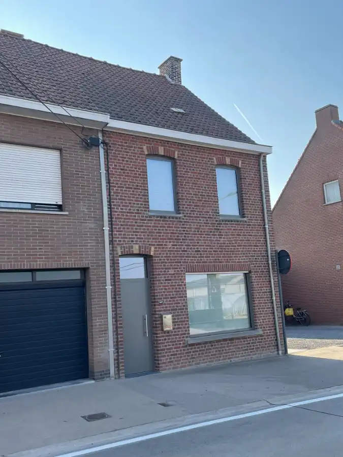 Twee slaapkamer gezinswoning (type halfopen) met ruim terras foto 2